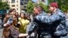 Policajci su uhapsili pristalice opozicije koji su pokušali da blokiraju ulice u glavnom gradu Jerevanu 17. maja 2022. 
