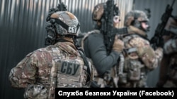 Як зазначають в СБУ, наразі «встановлюється справжня мета «палкого бажання» фігуранта проходити військову службу в Україні»