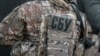 Затриманого звинувачують у створенні схеми оборонних пунктів поблизу мостів, якими могла рухатись військова техніка Сил оборони України, повідомляє СБУ