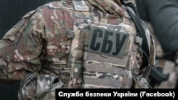 Затриманого звинувачують у створенні схеми оборонних пунктів поблизу мостів, якими могла рухатись військова техніка Сил оборони України, повідомляє СБУ