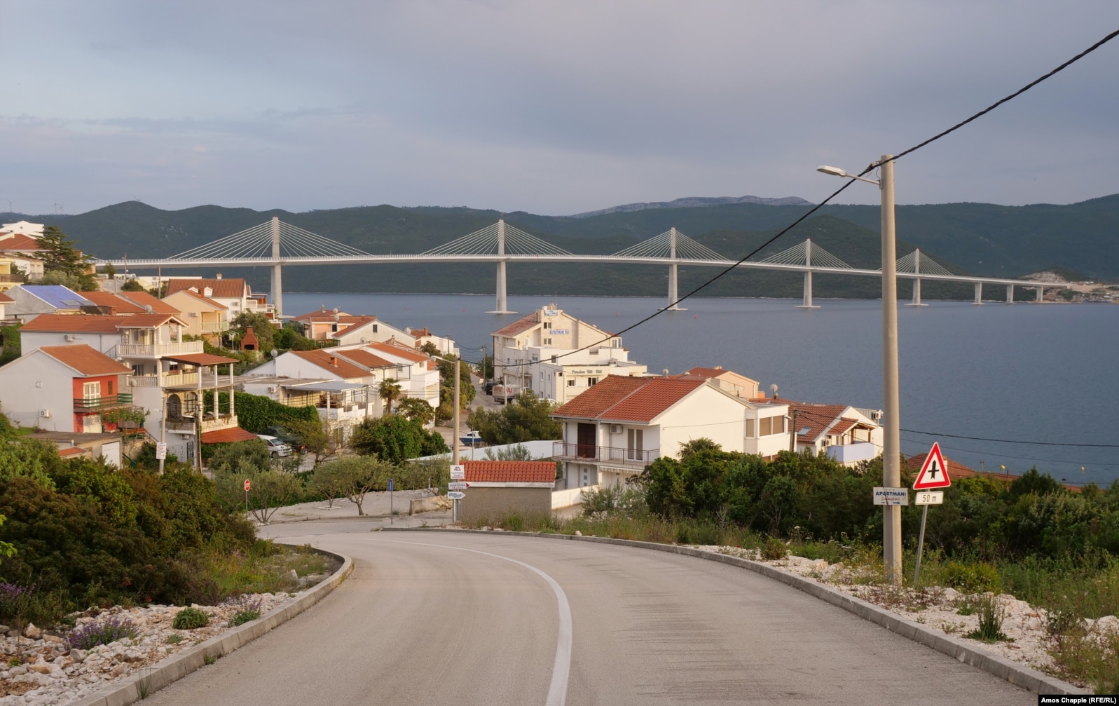 Qyteti kroat, Komarna, me Urën e Peljesaçit që shihet në sfond.