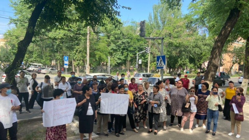 Бишкекте министр Бейшеналиевди колдогон акция өтүп жатат