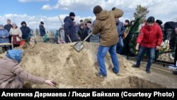Похороны погибшего в Украине военного Степана Осеева в его родном селе Усть-Киран в Бурятии