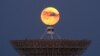 Hëna e fotografuar përmes reve pas radio-teleksopit RT-70 në fshatin e Molochnoye, Krime. 16 Maj, 2022.