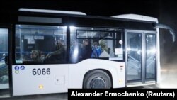 Autobus sa ukrajinskim vojnicima napušta Mariupolj, 16. maj 2022