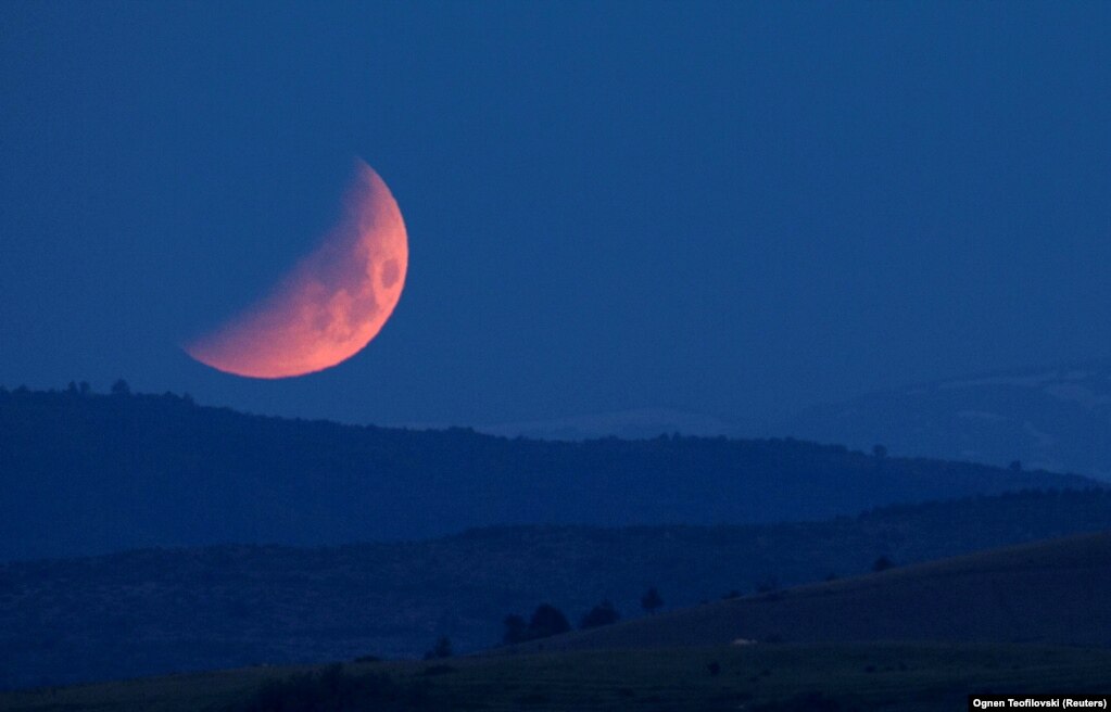 Hëna e fotografuar gjatë fenomenit të eklipsit hënor nga Shkupi, Maqedoni e Veriut, 16 maj, 2022.