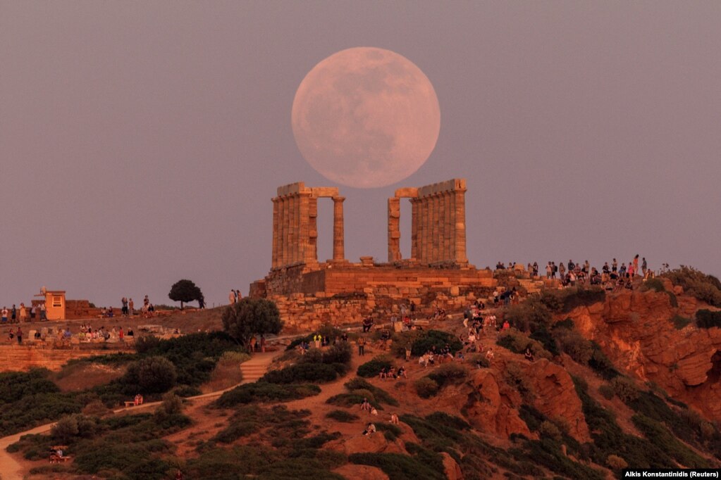 Hëna e plotë, e njohur ndryshe si “Hëna e Luleve”, teksa ngjitet mbi tempullin e Poseidonit, përpara eklipsit hënor në Kepin Sounion, pranë Athinës, Greqi, 15 maj, 2022.