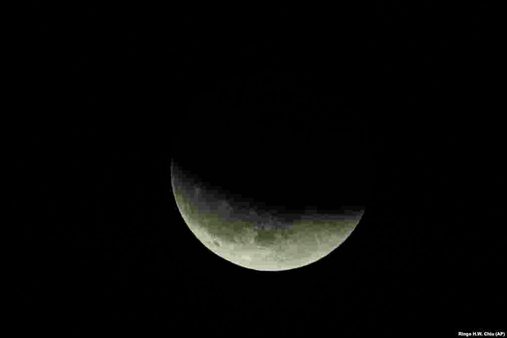 Eclipsa de lună observată pe cerul din Temple City, California, SUA, 15 mai 2022.