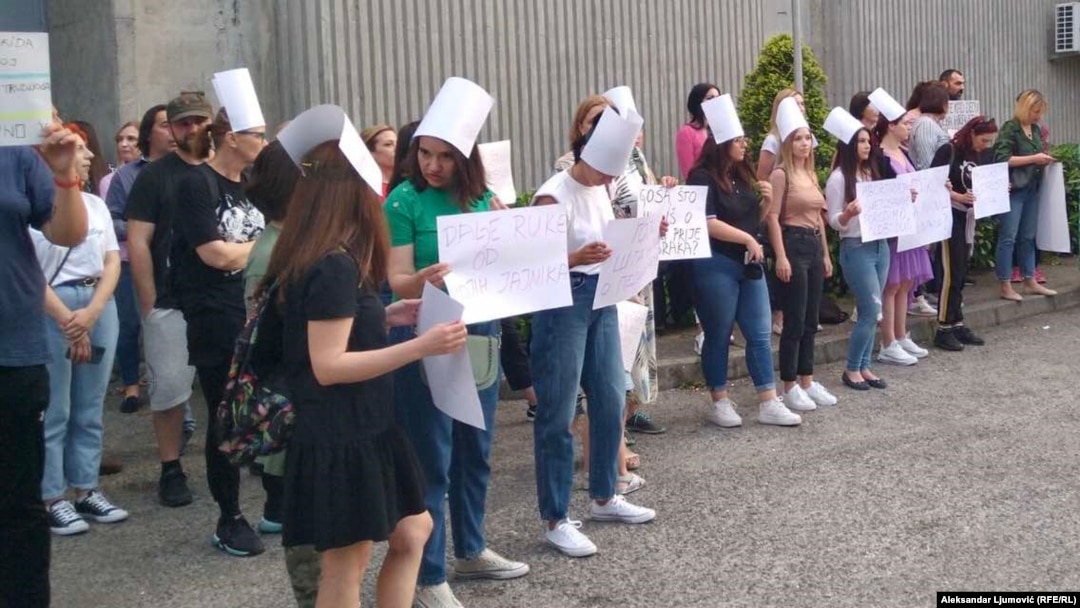 Grupa aktivistkinja i građanki koja se okupila u ponedjeljak, 16.maja, ispred zgrade Radio-televizije Crne Gore (RTCG), protestujući zbog emisije o pravu na abortus koju je organizovao Javni servis.