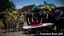 Volodimir Loszev temetése 2022. május 16-án az ukrajnai Zorija Trudában