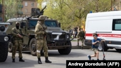 Российские военнослужащие на улице Мелитополя, 1 мая 2022 года