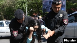 Полицијата апси демонстранти кои ги блокираа улиците на Ереван, протестирајќи против актуелната власт. 