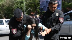 Полицијата апси демонстранти кои ги блокираа улиците на Ереван, протестирајќи против актуелната власт.