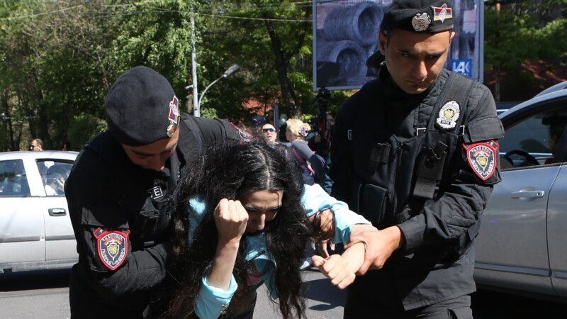 Стотици приведени на антивладини протести во Ерменија 