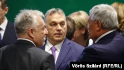 Orbán Viktor miniszterelnök Hernádi Zsolt, a Mol elnök-vezérigazgatója és Csányi Sándor, az OTP elnök-vezérigazgatója társaságban 2020. március 10-én