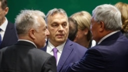 Orbán Viktor miniszterelnök Hernádi Zsolt, a Mol elnök-vezérigazgatója és Csányi Sándor, az OTP elnök-vezérigazgatója társaságban 2020. március 10-én