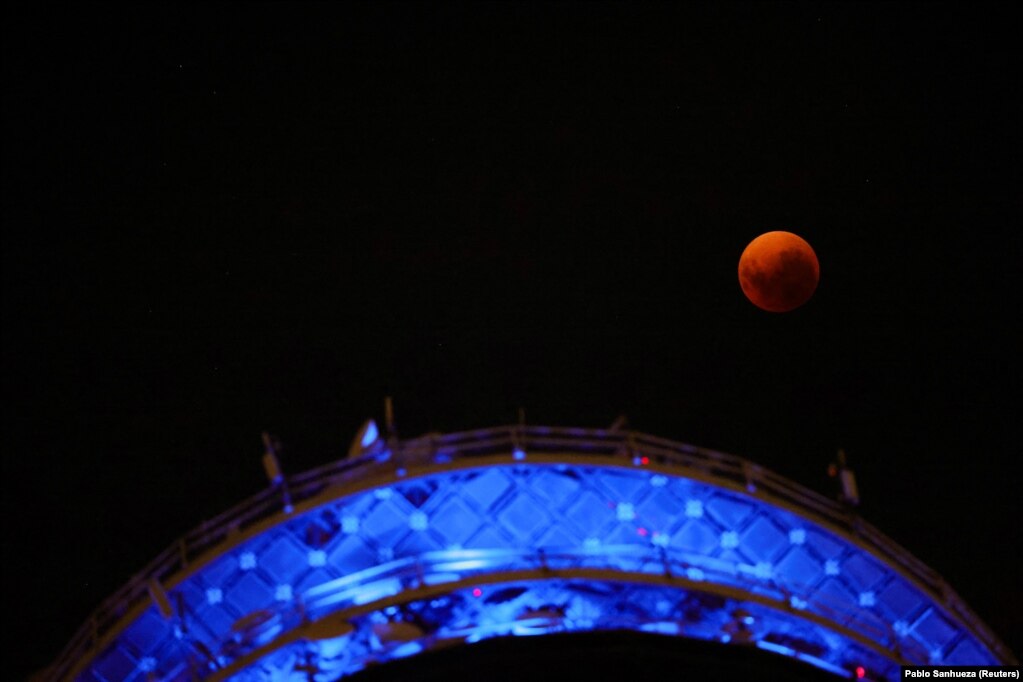 Eklipsi i plotë hënor i ashtuquajtur “Hëna e Përgjakur” parë nga kryeqyteti i Kilit, Santiago, 16 maj, 2022.