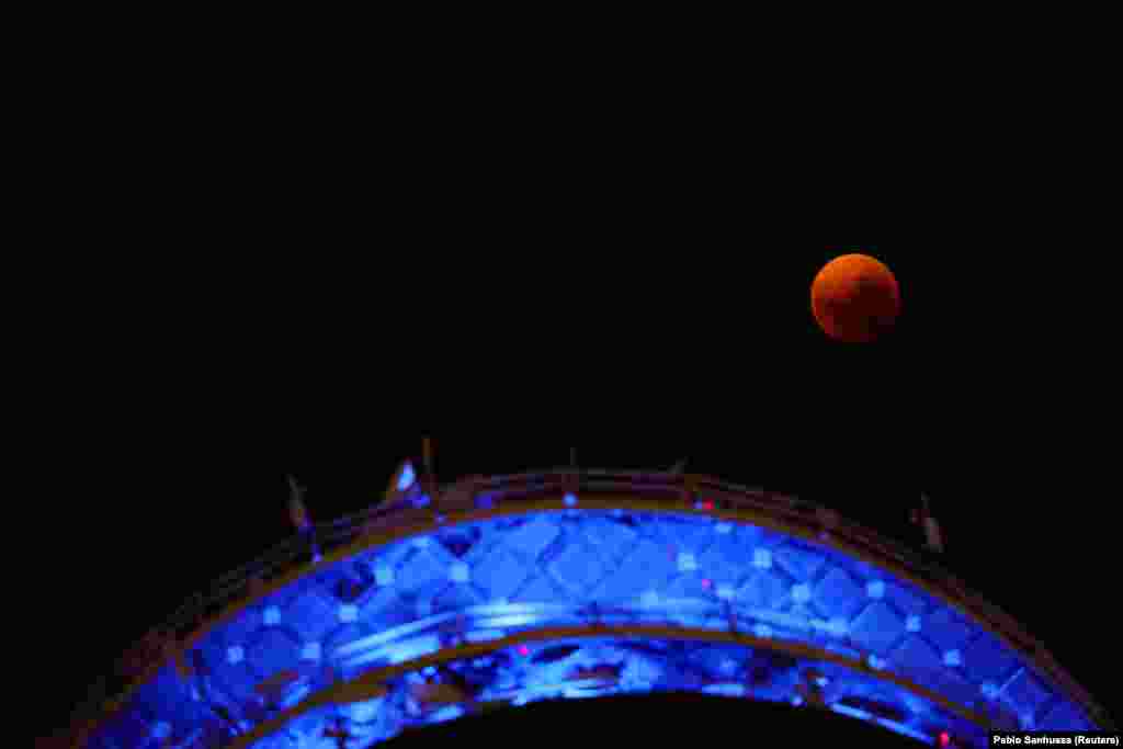 Eklipsi i plotë hënor i ashtuquajtur &ldquo;Hëna e Përgjakur&rdquo; parë nga kryeqyteti i Kilit, Santiago, 16 maj, 2022.