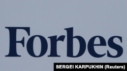 Логотип журнала Forbes на доске на Петербургском международном экономическом форуме в Санкт-Петербурге.
