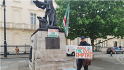 Блогер и активист Абдул-Малик на пикете перед консульством Румынии в Лондоне