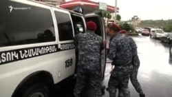 Ոստիկանությունը կանգնեցնում է ավտոերթը, 90-ից ավելի բերման ենթարկված կա