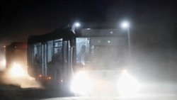 Автобус с украинскими военными выезжает с территории комбината "Азовсталь" из Мариуполя