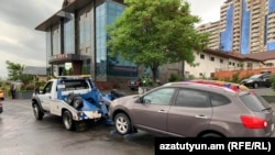 Armenia - A car belonging to an opposition protester is towed away in Yerevan, May 16, 2022.