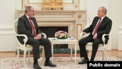 Ermənistanın baş naziri Nikol Paşinyan (solda) və Rusiya prezidenti Vladimir Putin (Arxiv fotosu)