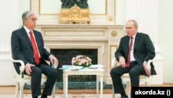 Президент Казахстана Касым-Жомарт Токаев (слева) и президент России Владимир Путин на встрече в Москве. 16 мая 2022 года