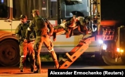 Soldat ucrainean rănit de la Azovstal este transportat spre autobuzul care îl va duce la spitalul dintr-un oraș controlat de forțele pro-ruse.