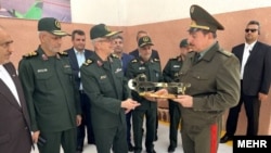 Tadašnji iranski vojni komandant Mohammad Bagheri i tadašnji tadžikistanski ministar odbrane Sherali Mirzo prisustvuju ceremoniji otvaranja navodne iranske fabrike dronova u Tadžikistanu 17. maja 2022. godine.