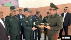 محمد باقری، رئیس ستاد کل نیروهای ایران، و شیرعلی میرزا، وزیر دفاع تاجیکستان، در پایتخت تاجیکستان، ۲۷ اردیبهشت