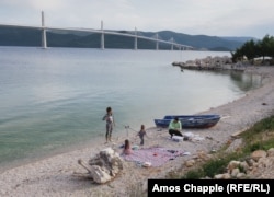 Egy horvát család piknikezik a Pelješac híd közelében