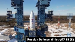 Российская ракета "Ангара" на стартовом столе на космодроме "Плесецк"