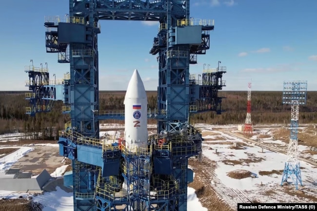 Drojë për luftë hapësinore  Sateliti ushtarak rus i afrohet satelitit që përdoret nga Ukraina