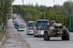 Украинских военных под российским конвоем вывозят с "Азовстали", 17 мая 2022 года