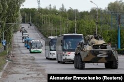 Autobuze care transportă membri ai forțelor ucrainene care s-au predat după asediul de la Azovstal, Mariupol, Ucraina, 17 mai 2022.