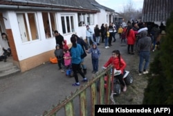 Ukrajnai menekültek érkeznek Tiszabecsre, a roma közösségi házba 2022. február 27-én