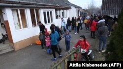 Refugiați ucraineni de etnie romă sunt primiți la centrele de triere ale comunității locale de romi după trecerea graniței ucraineano-ungară, la Tiszabecs, Ungaria, pe 27 februarie 2022