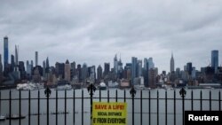 Un afiș care îndeamnă lumea să păstreze distanța socială, New York.