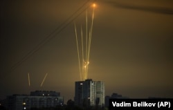 Российские ракеты, запущенные по территории Украины из Белгородской области России, которых было видно на рассвете в Харькове, 20 августа 2022 года