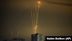 Ілюстраційне фото. Російські ракети, запущені по території України з Бєлгородської області Росії, які було видно на світанку в Харкові, 20 серпня 2022 року
