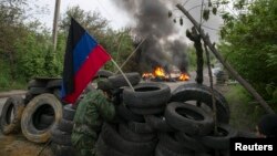 Проросійські сепаратисти охороняють блокпост біля Слов’янська, 2 травня 2014 року