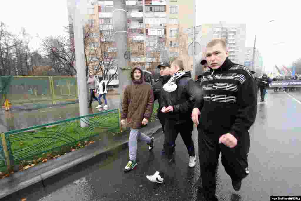 "Русский марш" на северо-западе Москвы. Еще около восьми человек были задержаны полицией по требованию организаторов акции за провоцирующее поведение