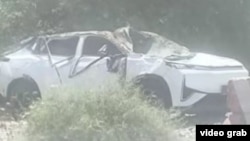 Як манбаи Радиои Озодӣ гуфт, "баъди садама низоми барқи мошин аз кор монда, дарҳояш ба таври худкор қуфл шудаанд"