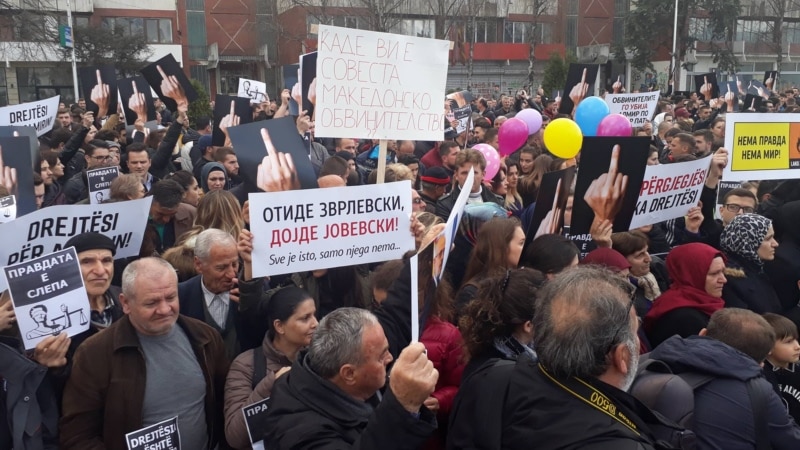 Демонстрантите пред Влада побараа правда за Алмир 