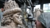 Скульптор работает над фрагментом памятника Ивану Грозному в Орле 
