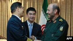 Eýarnyň daşary işler ministri Hossein Dehkan (S) hytaý admiraly Sun Jianguo (Ç) bilen duşuşýar. Tähran, 15-nji oktýabr, 2015 ý.
