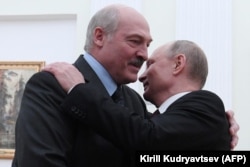 Александр Лукашенко (слева) и Владимир Путин во время встречи в Москве (архивное фото)