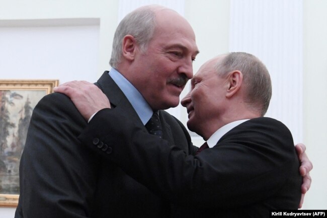 Олександр Лукашенко (ліворуч) і президент Росії Володимир Путін під час зустрічі в Москві (архівне фото)